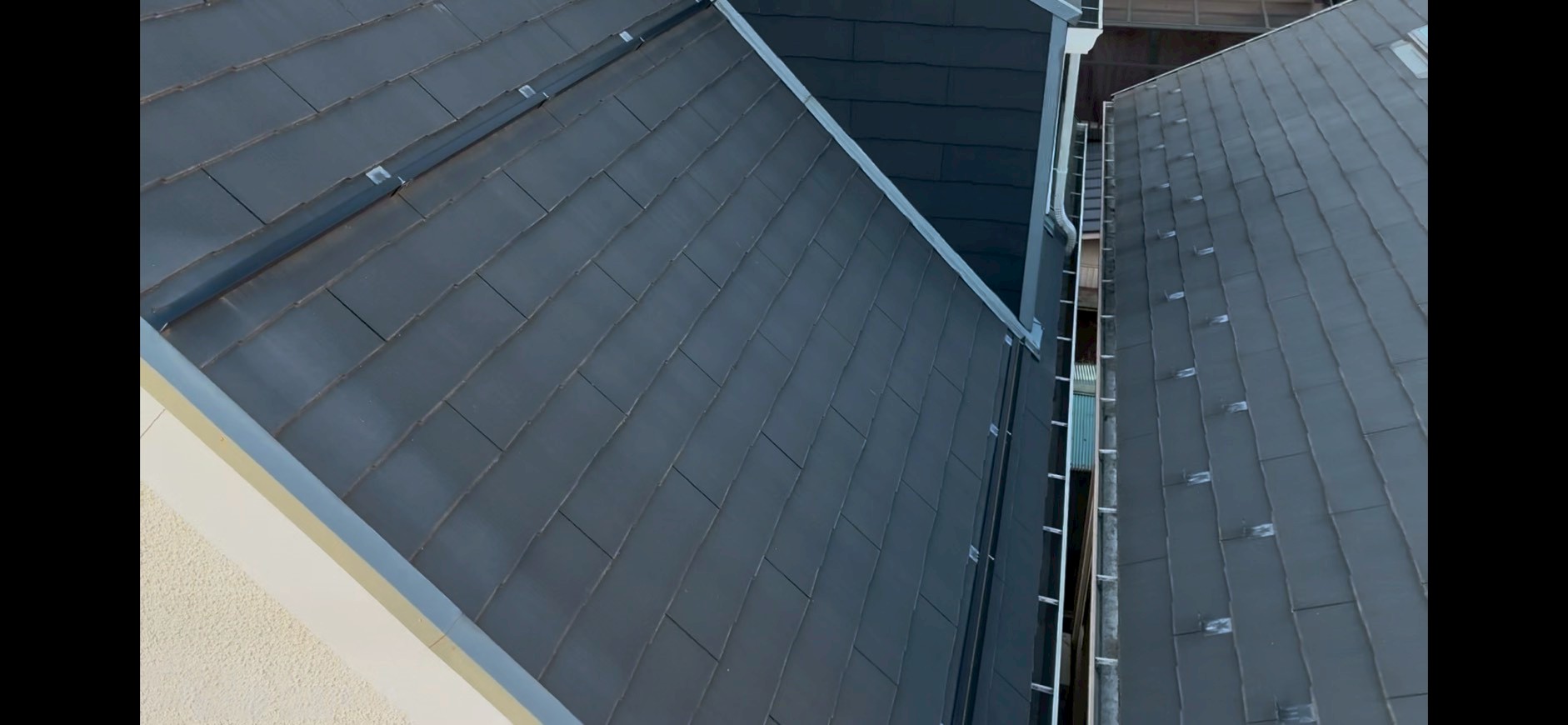 ぱっと見は劣化症状がない綺麗なスレート屋根